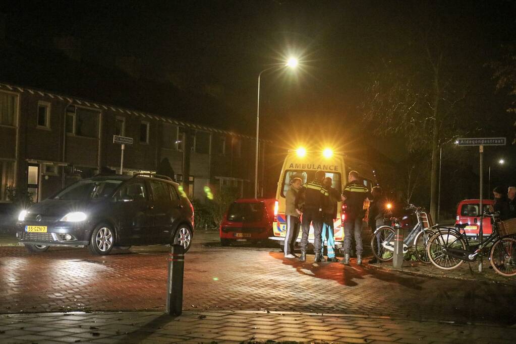 Fietser klapt op motorkap van auto