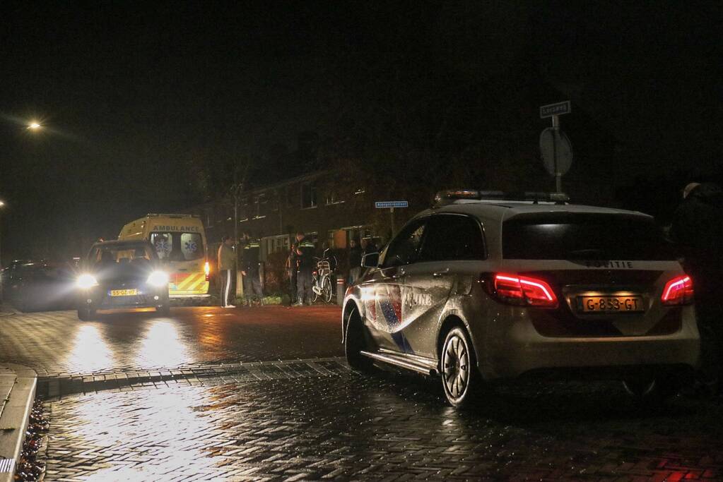 Fietser klapt op motorkap van auto
