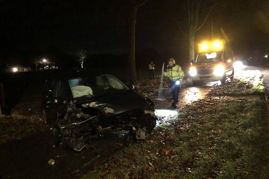 Personenauto zwaar beschadigd na eenzijdige botsing tegen boom