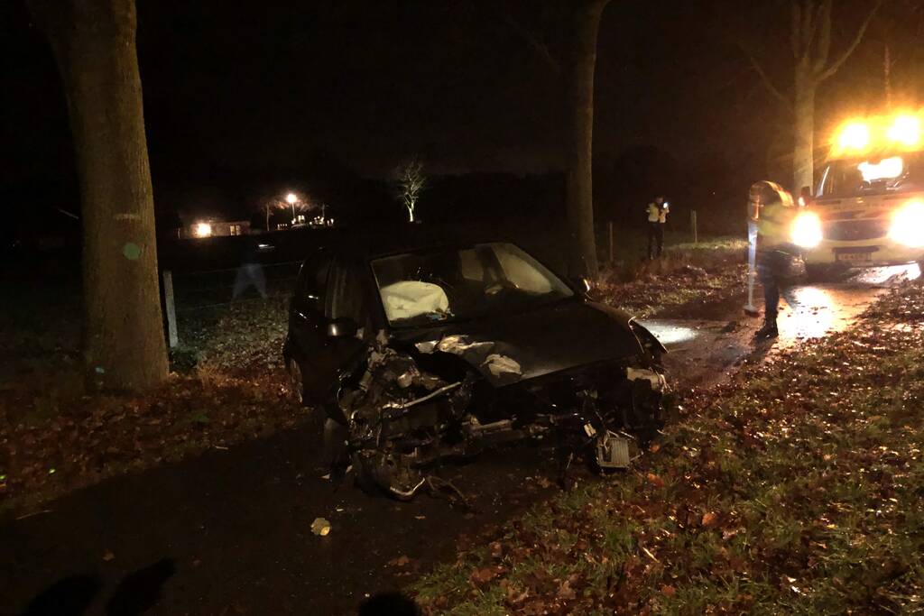 Personenauto zwaar beschadigd na eenzijdige botsing tegen boom