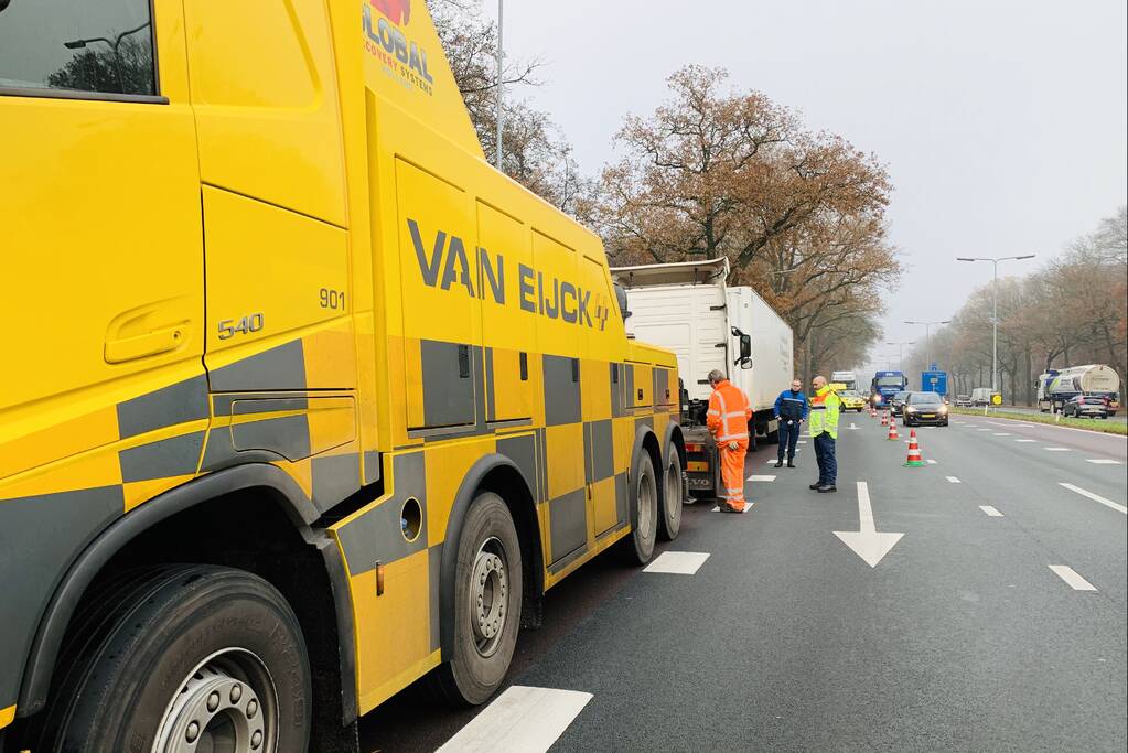 Vrachtwagen trekker verliest wielbouten tijdens rijden