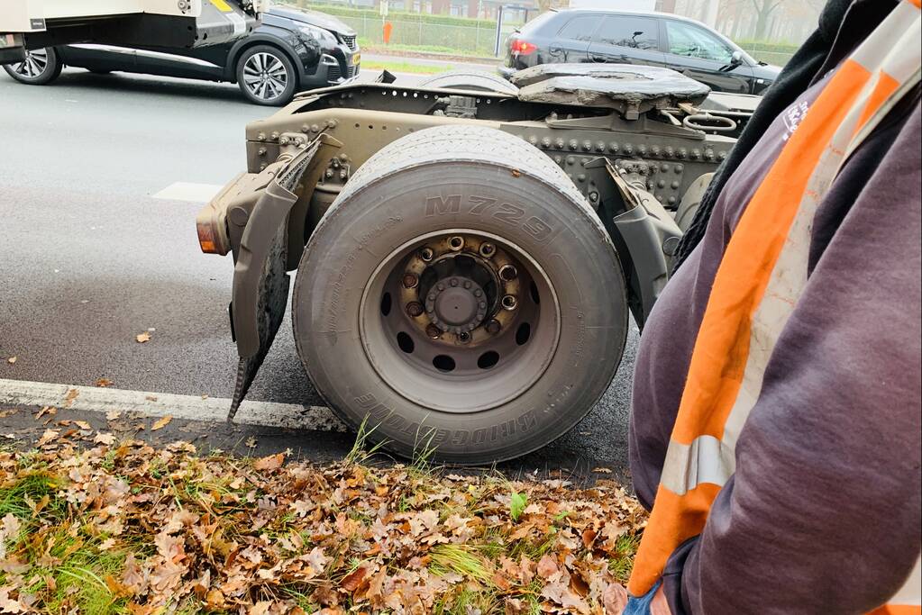 Vrachtwagen trekker verliest wielbouten tijdens rijden