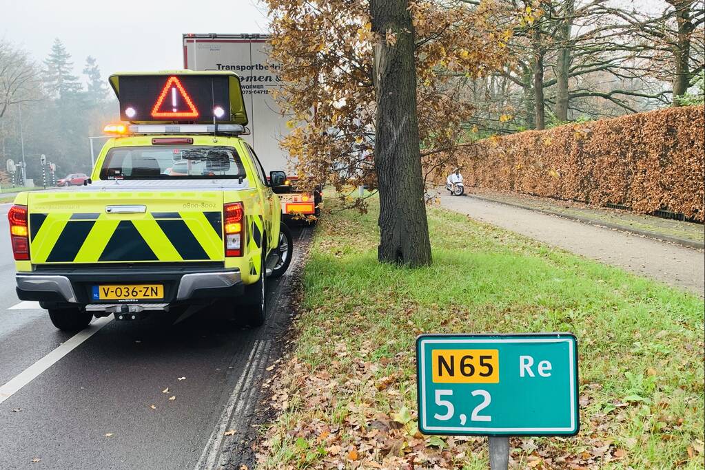 Vrachtwagen trekker verliest wielbouten tijdens rijden