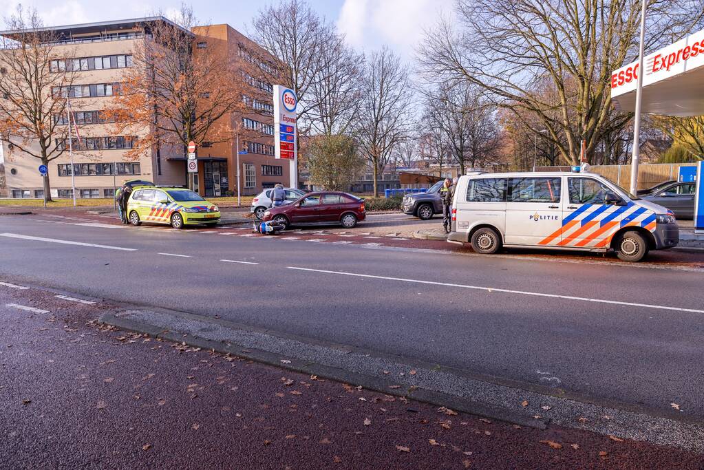 Automobilist botst op scooterrijdster bij verlaten Esso-tankstation