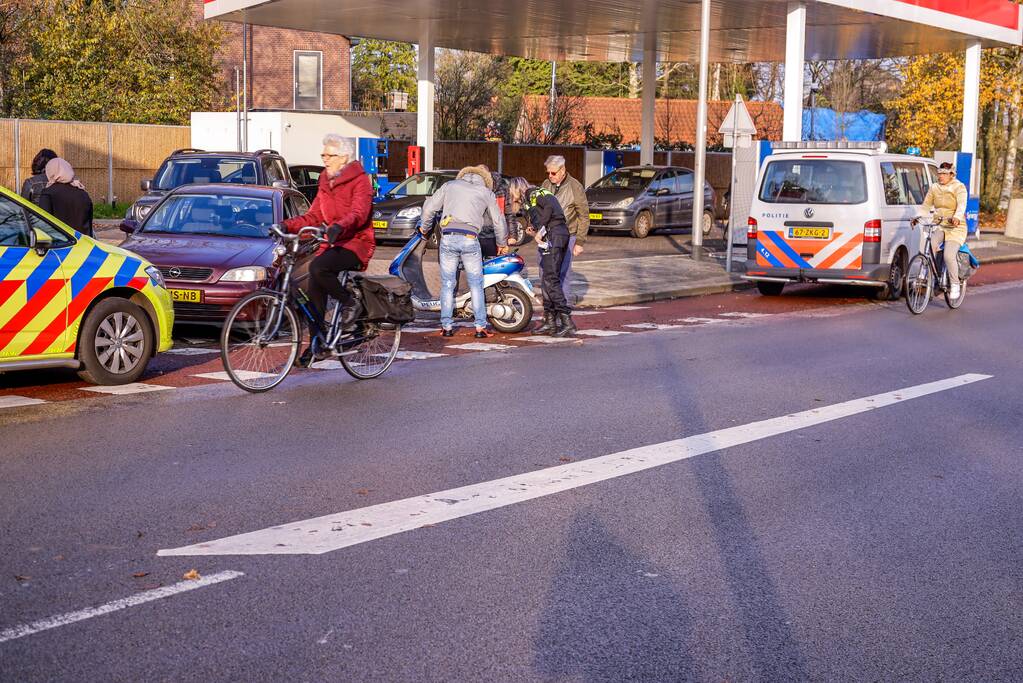 Automobilist botst op scooterrijdster bij verlaten Esso-tankstation