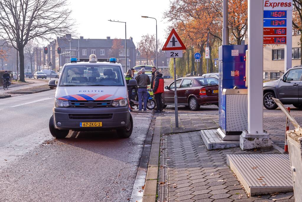 Automobilist botst op scooterrijdster bij verlaten Esso-tankstation