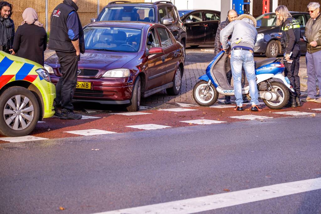 Automobilist botst op scooterrijdster bij verlaten Esso-tankstation
