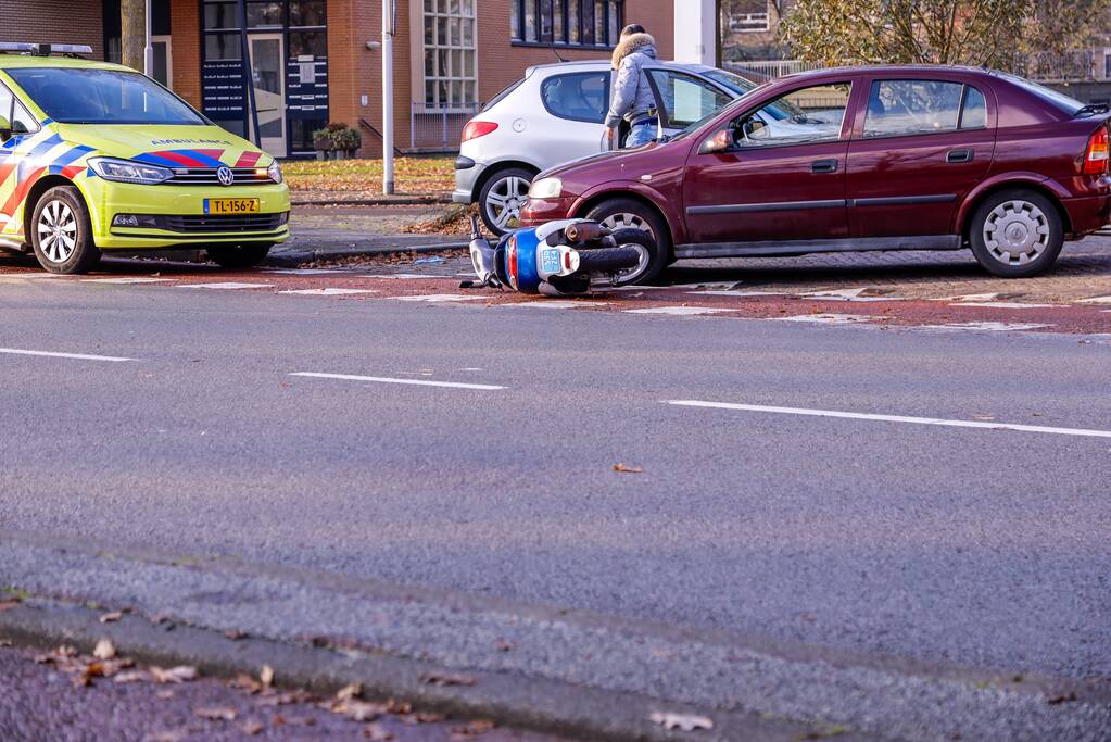 Automobilist botst op scooterrijdster bij verlaten Esso-tankstation