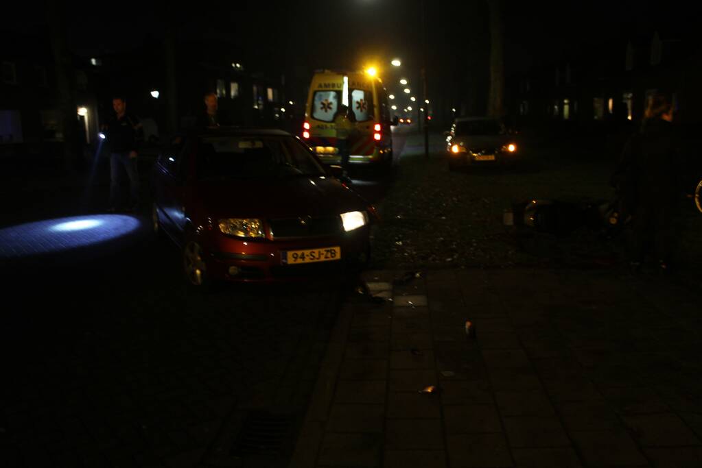 Bestuurder brommer gewond na aanrijding met auto