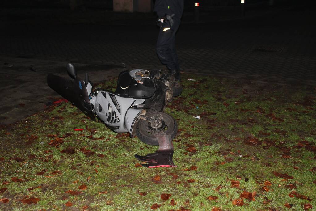 Bestuurder brommer gewond na aanrijding met auto