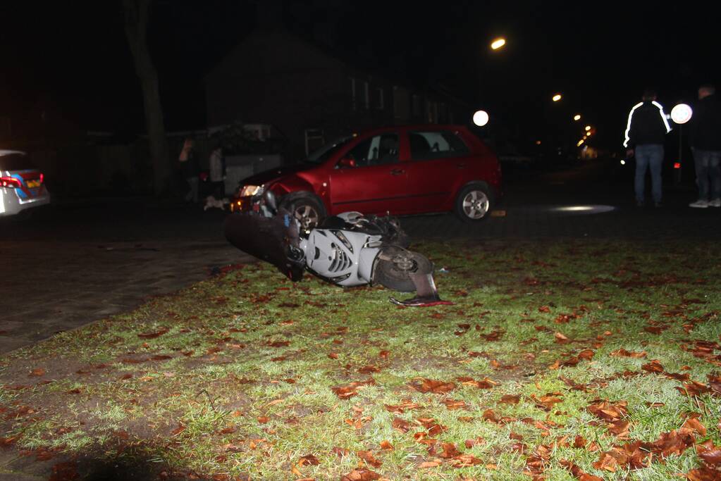 Bestuurder brommer gewond na aanrijding met auto