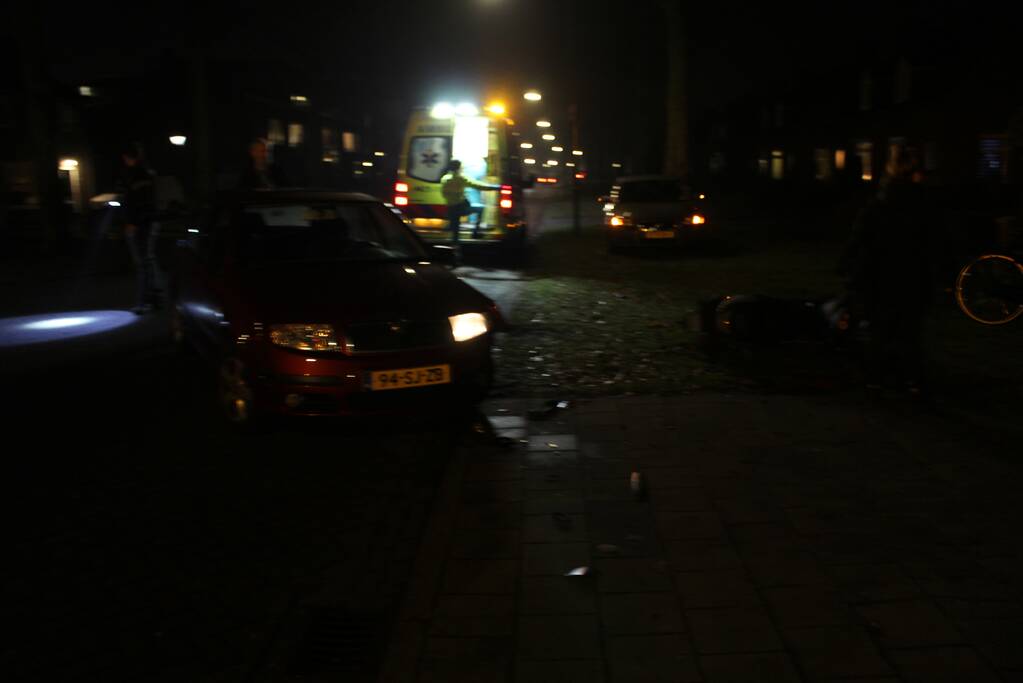 Bestuurder brommer gewond na aanrijding met auto