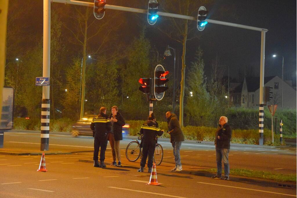 Fietser geschept door personenauto