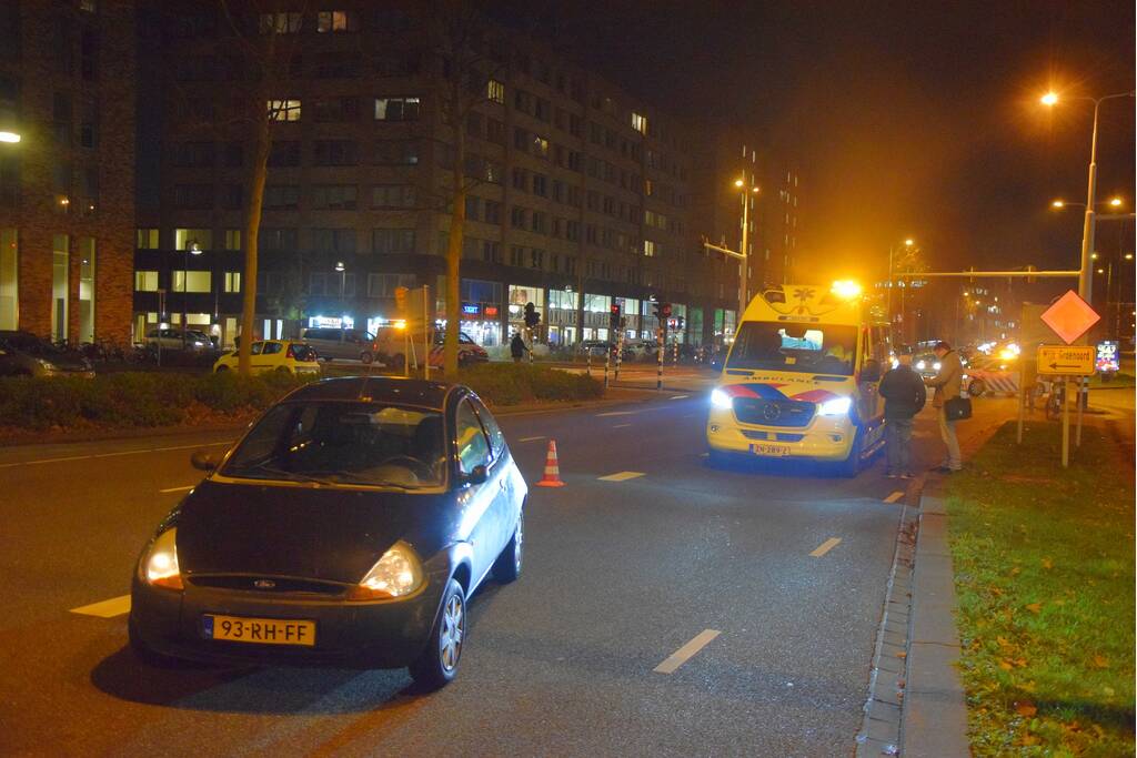 Fietser geschept door personenauto