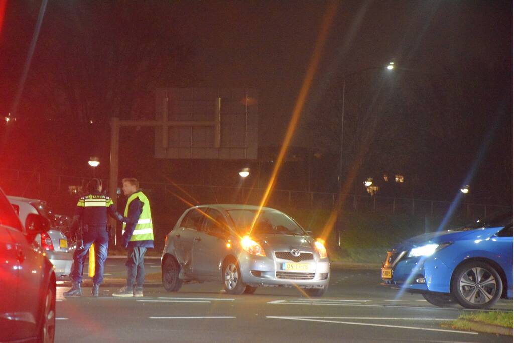 Twee auto's botsen op kruising