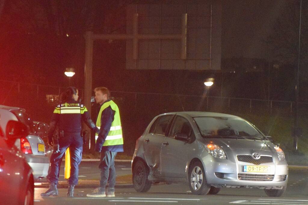 Twee auto's botsen op kruising