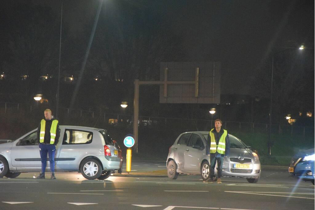 Twee auto's botsen op kruising