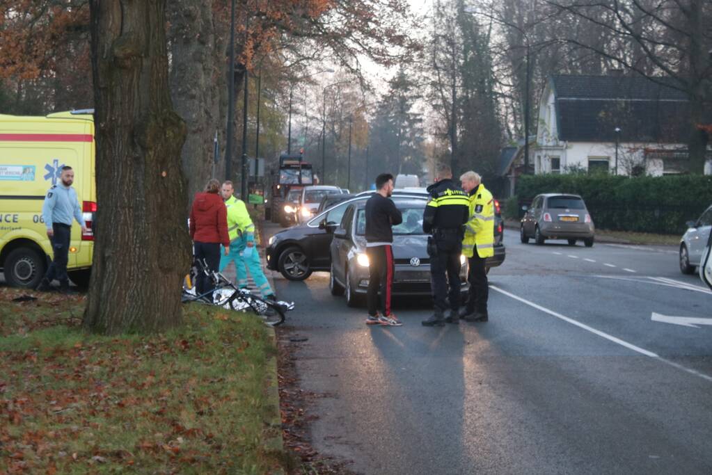 Fietser geschept door auto