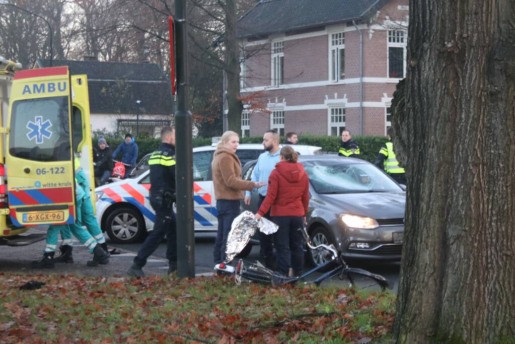 Fietser geschept door auto