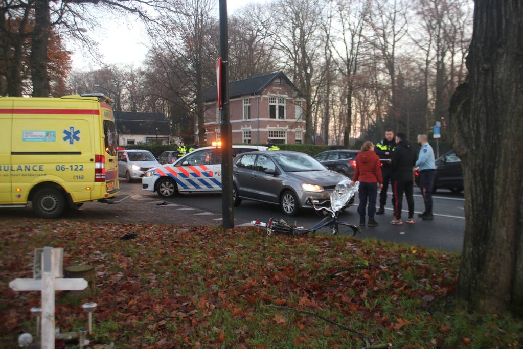 Fietser geschept door auto