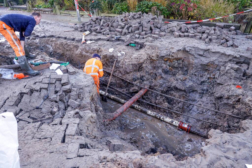 Straten in Langenoord opengebroken door leidingbreuken
