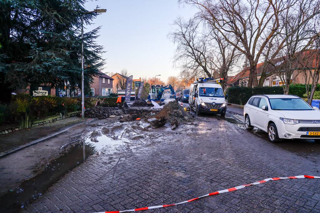 Straten in Langenoord opengebroken door leidingbreuken