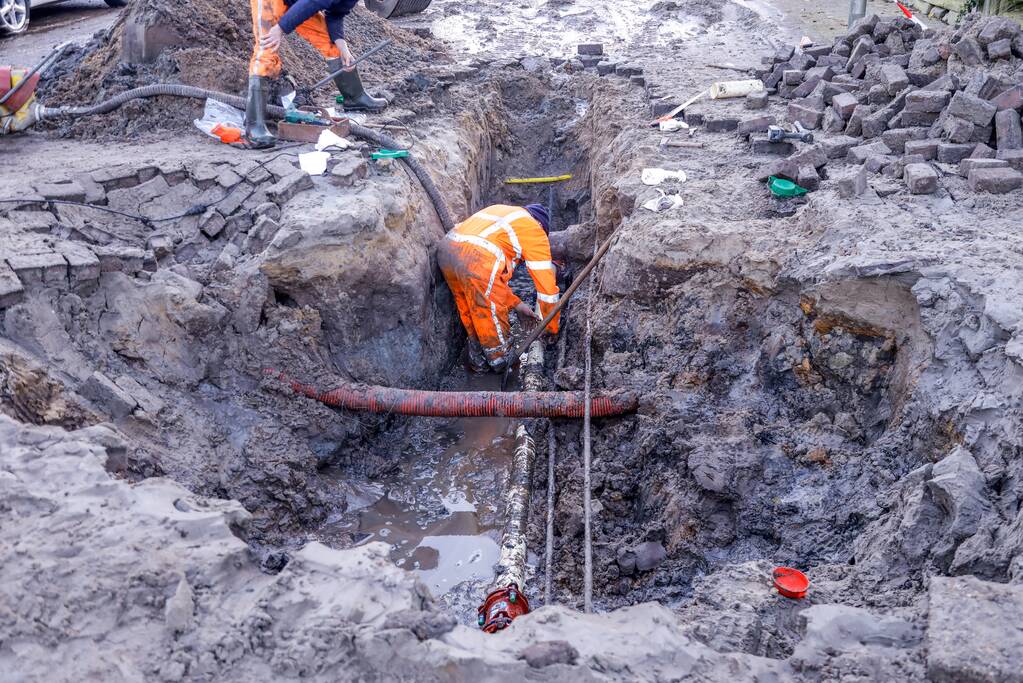 Straten in Langenoord opengebroken door leidingbreuken