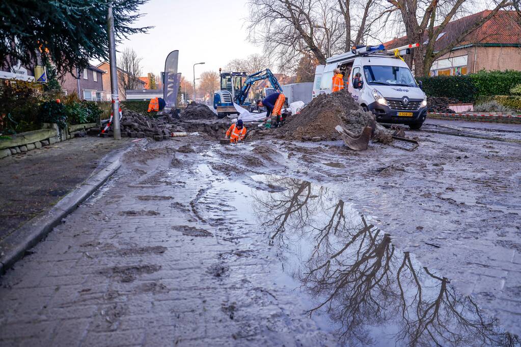 Straten in Langenoord opengebroken door leidingbreuken