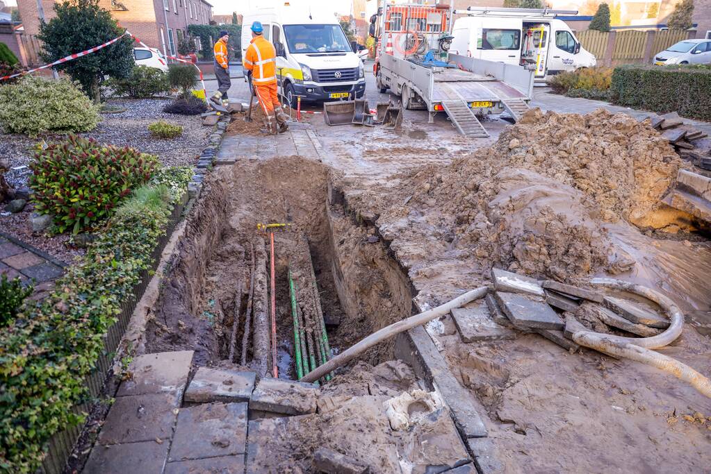 Straten in Langenoord opengebroken door leidingbreuken