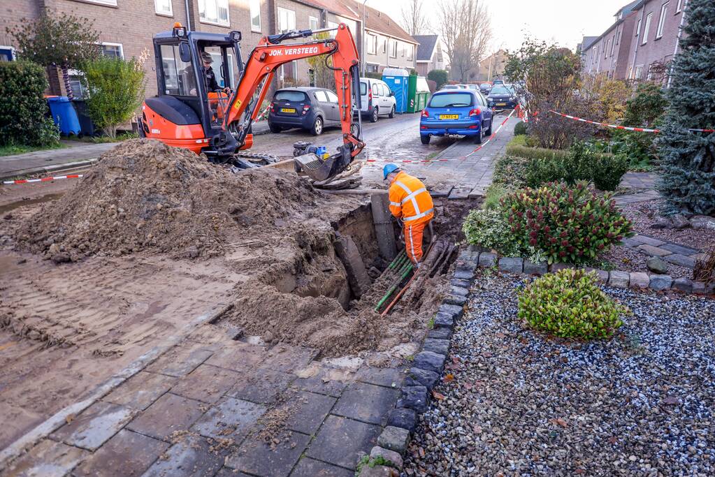 Straten in Langenoord opengebroken door leidingbreuken
