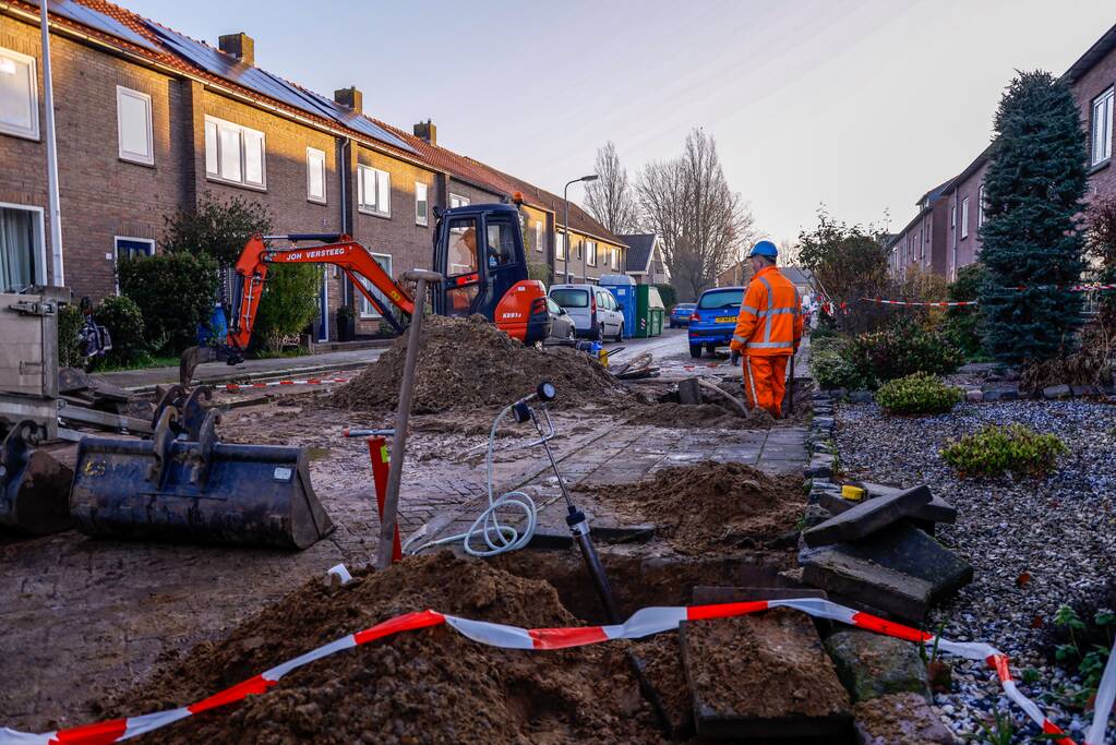 Straten in Langenoord opengebroken door leidingbreuken