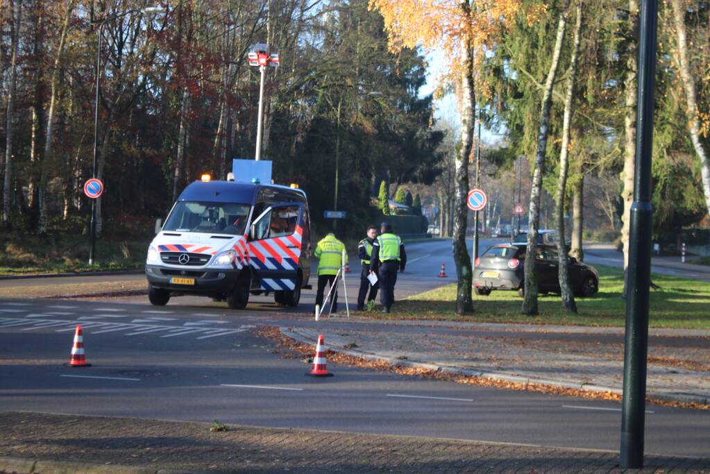 Automobilist schept overstekende fietser op kruising