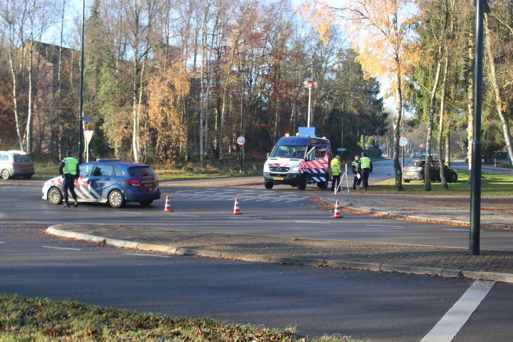 Automobilist schept overstekende fietser op kruising