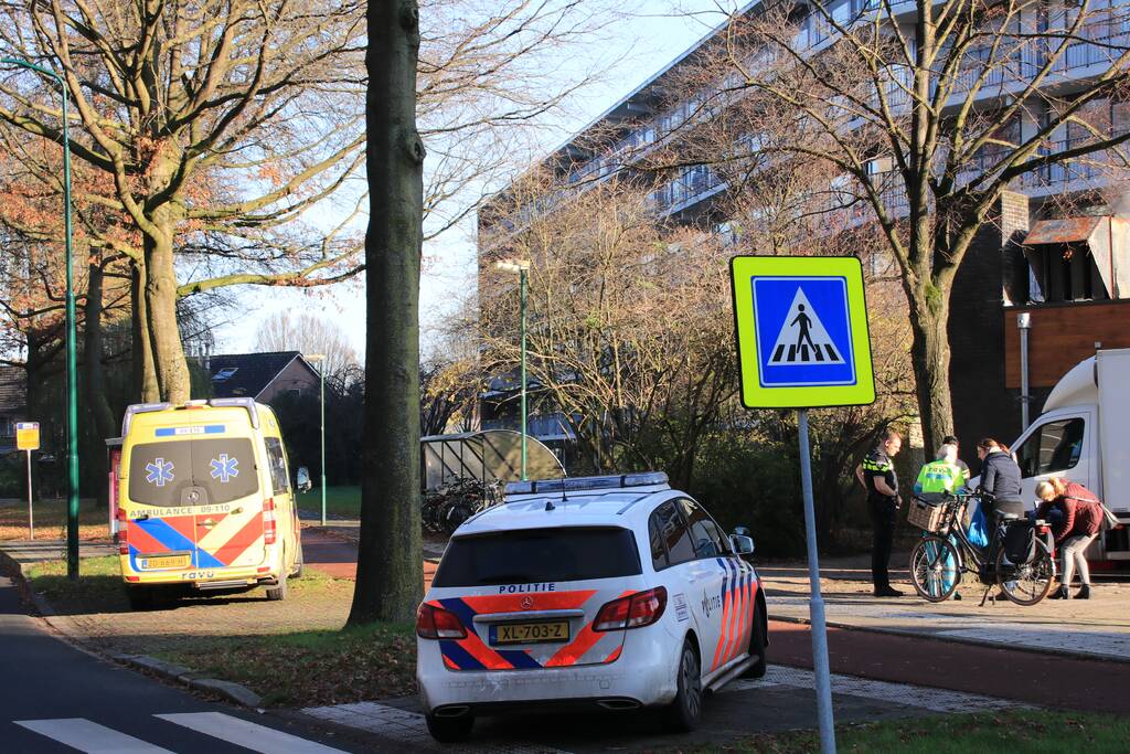 Fietsster lelijk ten val op oversteekplaats