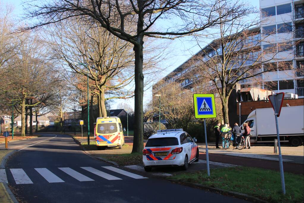 Fietsster lelijk ten val op oversteekplaats