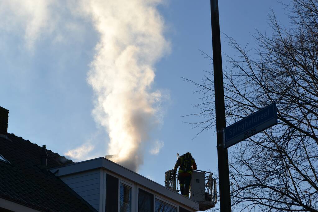 Fikse schoorsteenbrand in Binnenhof lastig te bereiken
