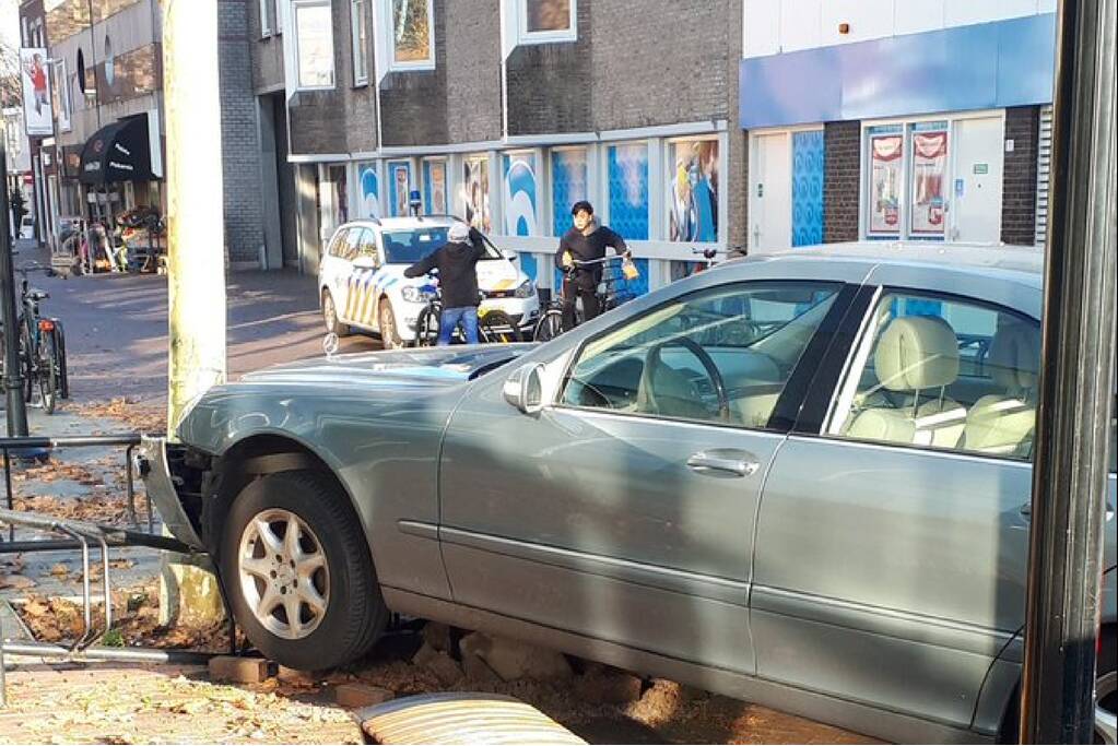 Automobiliste schrikt en knalt op fietsenrek en boom