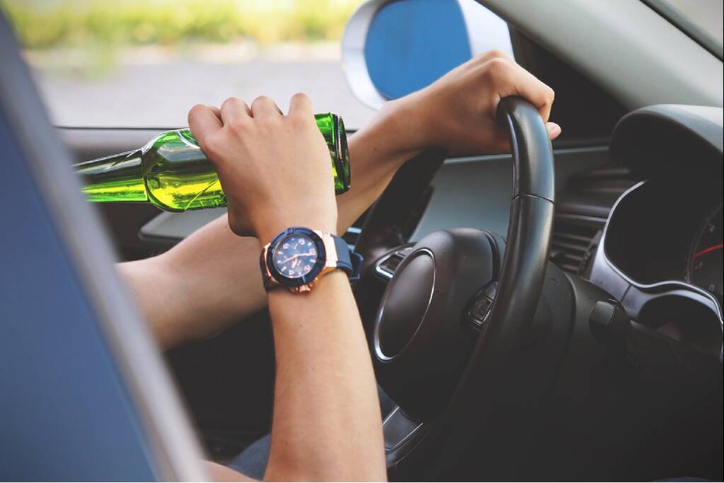 Beschonken bestuurder rijdt fietser aan bij inhaalactie