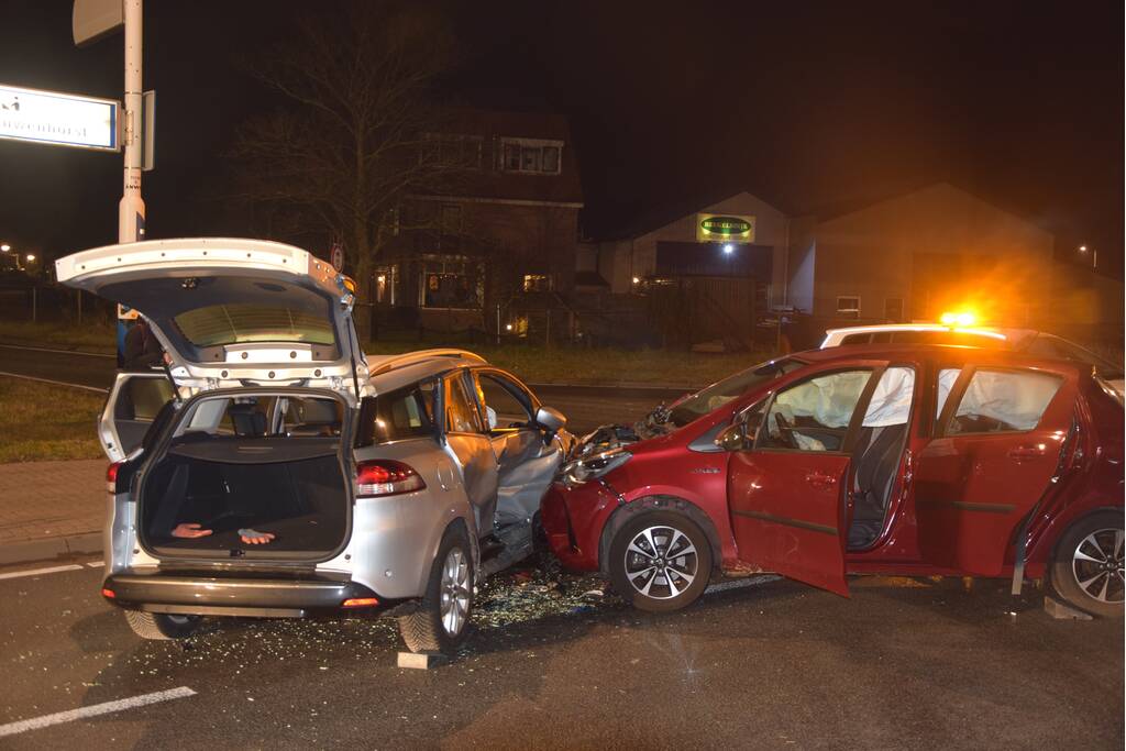 Forse schade na aanrijding tussen twee voertuigen