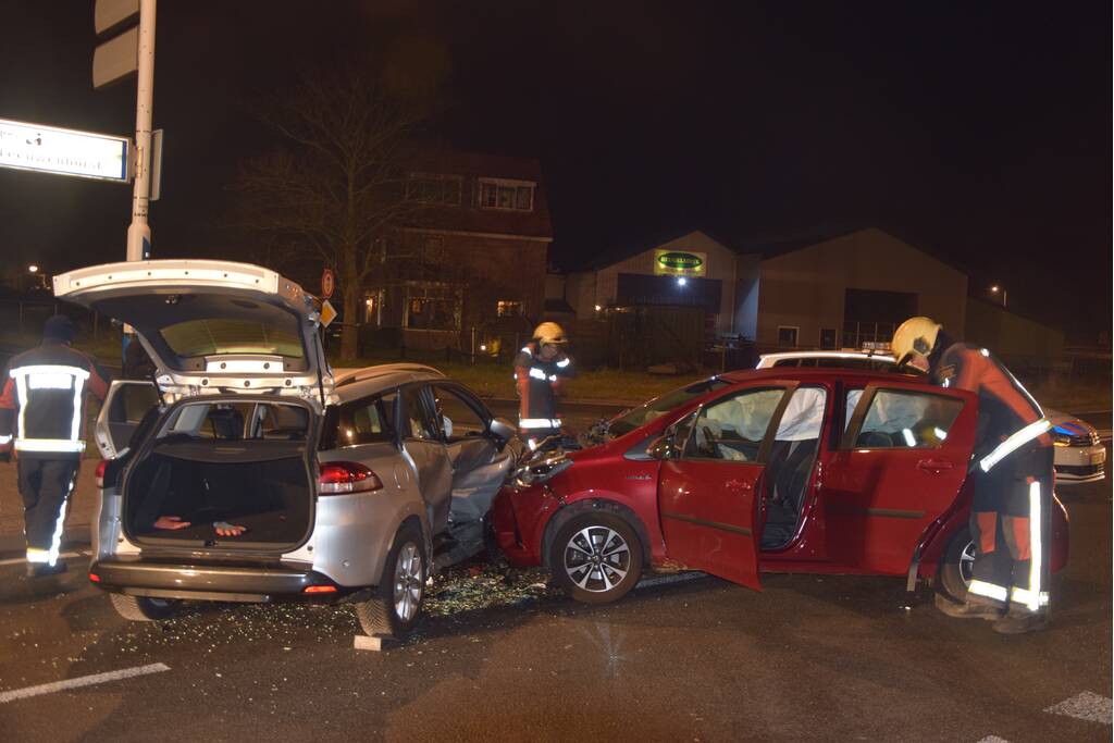 Forse schade na aanrijding tussen twee voertuigen
