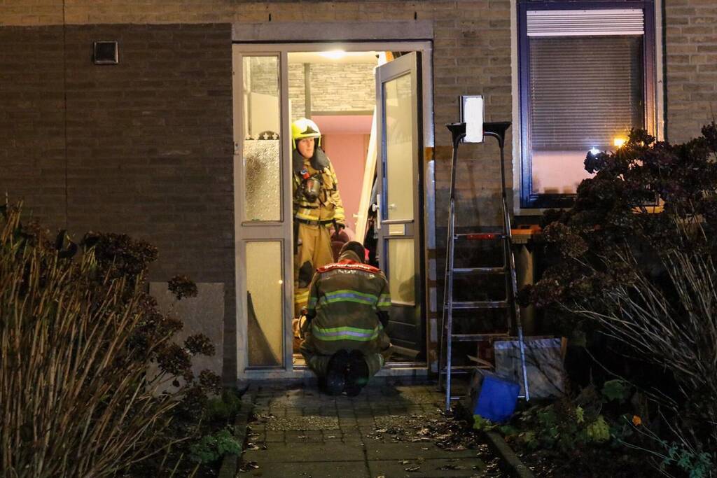 Monteur doorboort gasleiding in toilet