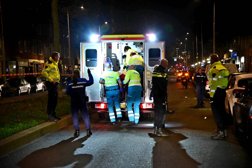 Voetganger geschept door auto, slachtoffer zwaargewond