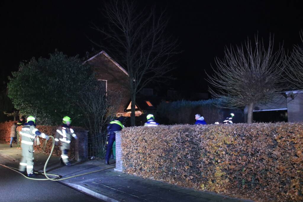 Kleine brand in dak van schuur