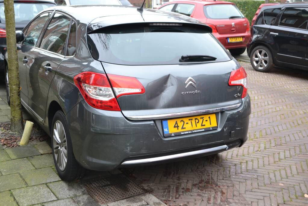 Auto botst tegen woning tijdens inparkeren