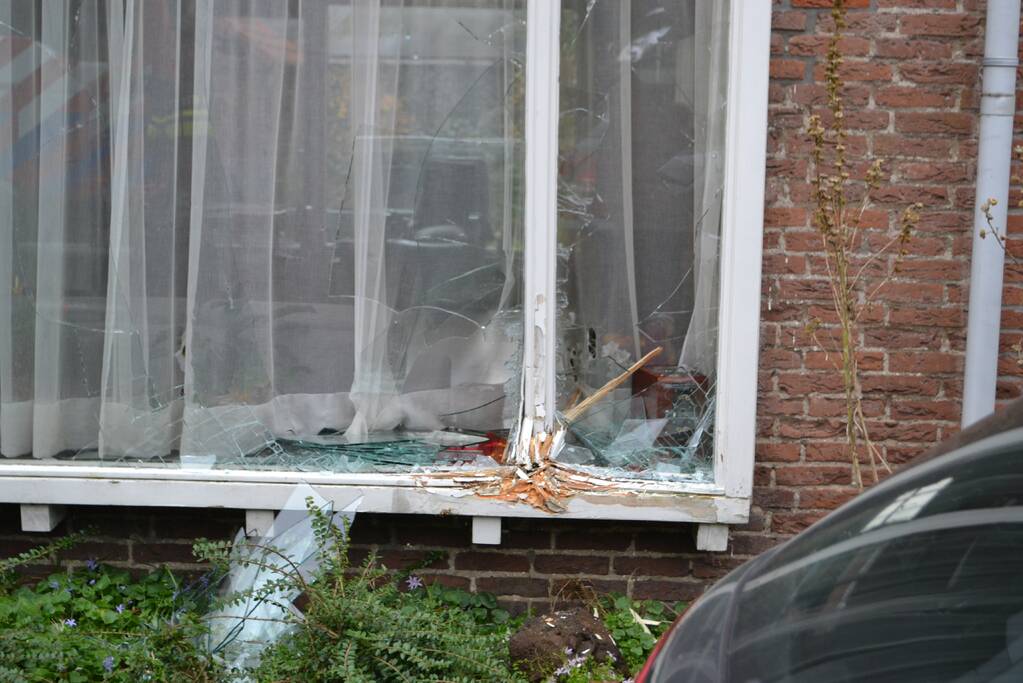 Auto botst tegen woning tijdens inparkeren