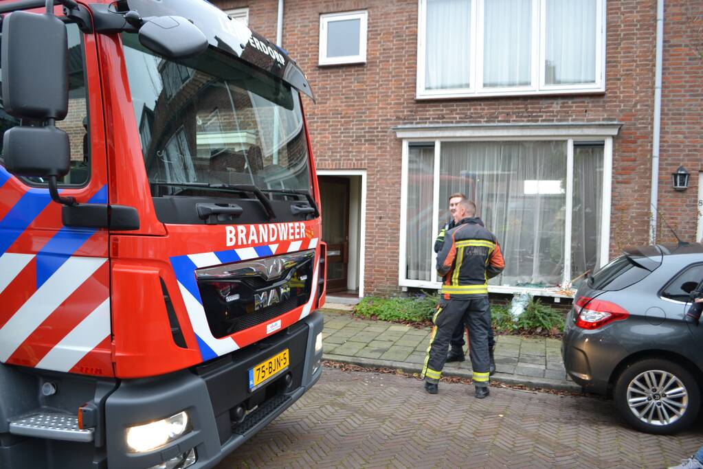 Auto botst tegen woning tijdens inparkeren