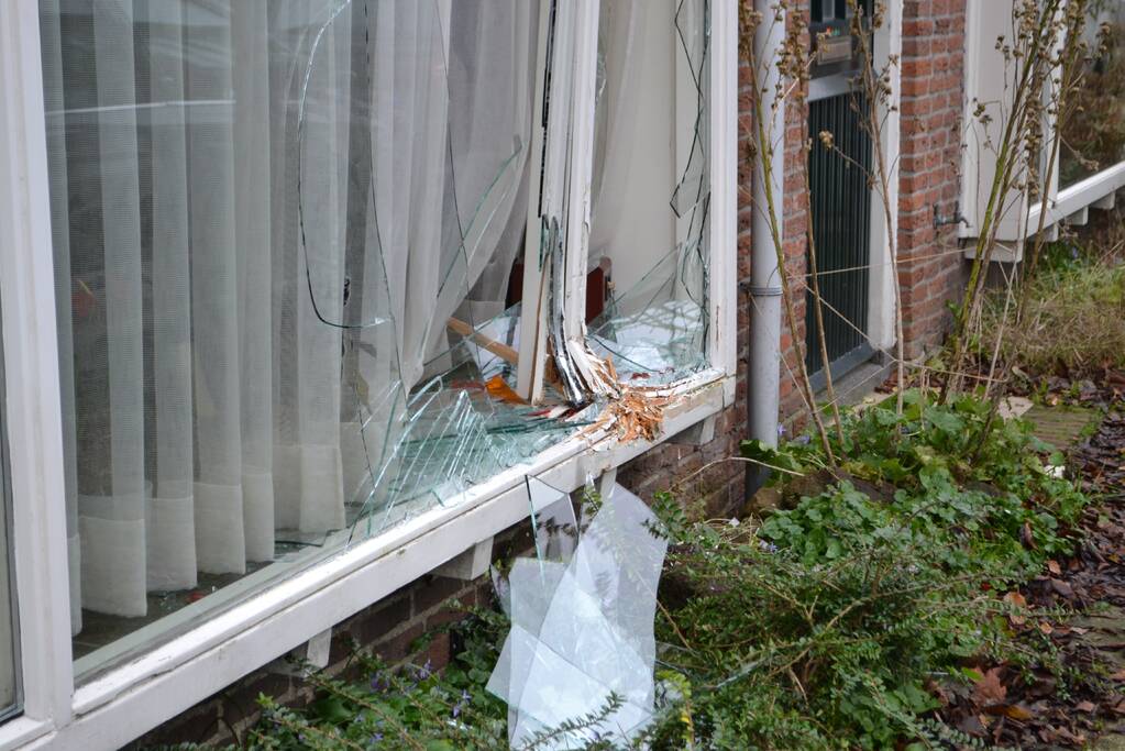 Auto botst tegen woning tijdens inparkeren