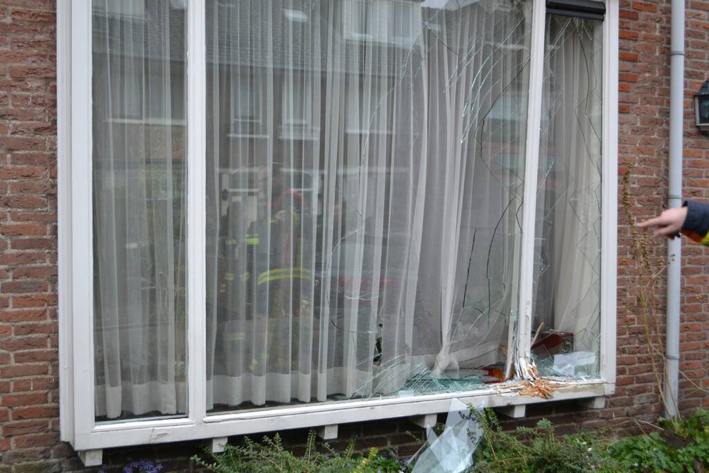 Auto botst tegen woning tijdens inparkeren