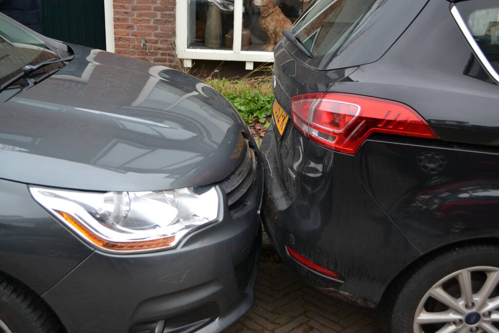 Auto botst tegen woning tijdens inparkeren