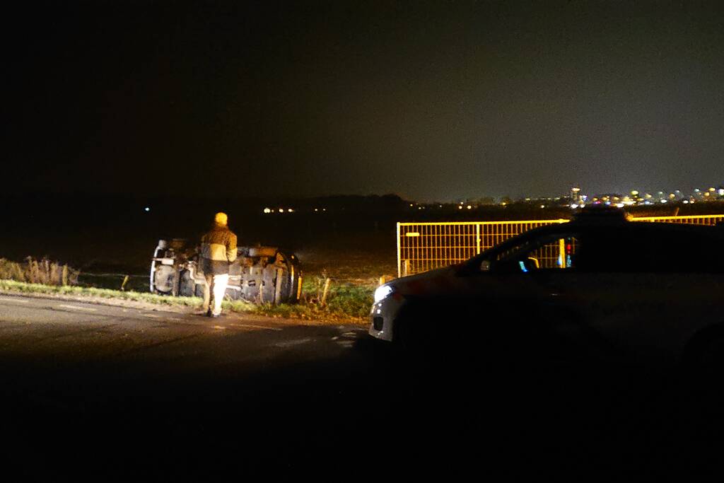 Auto vliegt uit de bocht en belandt in sloot